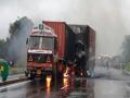 मुंबई-अहमदाबाद महामार्गावर भीषण अपघात - Marathi News | Fatal accidents on the Mumbai-Ahmedabad highway | Latest maharashtra News at Lokmat.com