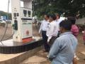 पुण्यातही पेट्रोल पंप घोटाळा, इंडियन ऑईल पेट्रोल पंप केलं सील - Marathi News | Petrol pump scam in Pune, Indian Oil Petrol Pump Banana Seal | Latest maharashtra News at Lokmat.com
