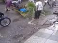 VIDEO - मुंबईत झाड अंगावर पडून जखमी झालेल्या महिलेचा मृत्यू - Marathi News | VIDEO - The death of a woman injured in a tree in Mumbai | Latest maharashtra News at Lokmat.com