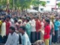 भद्रावतीत माणुसकीच्या भिंतीसाठी अलोट गर्दी ! - Marathi News | The crowd of humble human beggars! | Latest chandrapur News at Lokmat.com