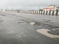 मुंबई-पुणे एक्सप्रेस वेच्या पुलावर खड्डयांची चाळण - Marathi News | Pillar on the bridge of Mumbai-Pune Expressway | Latest maharashtra News at Lokmat.com