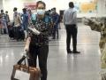 मुंबईतील ८८ प्रवाशांपैकी चार कोरोना बाधित; जिनोम सिक्वेन्सिंगचा रिपोर्ट उद्या अपेक्षित  - Marathi News | Omicron Variant : Four corona out of 88 passengers in Mumbai affected; Genome sequencing report expected tomorrow | Latest mumbai News at Lokmat.com