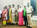 ...अन् अखेर त्या महिलेला आपले कुटुंब मिळाले - Marathi News | ... and finally the woman got her family | Latest sindhudurga News at Lokmat.com