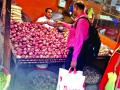 कांद्याने केले शतक पार, खरेदी-विक्री घटली - Marathi News | onion price rich to 100 rupees, buying and selling declined | Latest thane News at Lokmat.com