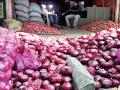 Onion Price : नवीन वर्षाच्या सुरुवातीला कांद्याचे दर आले निम्म्यावर - Marathi News | At the beginning of the new year, onion prices have come down to half | Latest maharashtra News at Lokmat.com