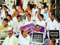 वाह रे फडणवीस तेरा खेल; सस्ती दारू, महंगा तेल! विरोधक आक्रमक; पायऱ्यांवर बसून घोषणा - Marathi News | Cheap alcohol, expensive oil! Opponent aggressive; Sitting on the steps | Latest maharashtra News at Lokmat.com