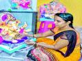 ‘ती’ साकारतेय सुबक गणेशमूर्ती, वर्षभरात १५०० मूर्तींची विक्री - Marathi News | She sells 1500 idols in a year | Latest pune News at Lokmat.com