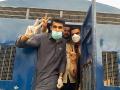 coronavirus : पाकिस्तानात सुरक्षा साधनं मागितली म्हणून डॉक्टरांना फटके, काहींना अटक. - Marathi News | coronavirus : Pakistan police arrest doctors protesting lack of virus protection gear | Latest international News at Lokmat.com