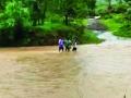 पांडवकड्यावर अडकलेल्या २५ पर्यटकांची सुटका - Marathi News | Relief of 25 tourists stranded on a pedestal | Latest raigad News at Lokmat.com
