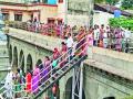 देहू, आळंदीत दर्शनासाठी भाविकांची गर्दी - Marathi News | The crowd of devotees for Dehu, Alandi show | Latest solapur News at Lokmat.com