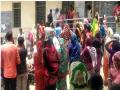 दुष्काळाच्या झळा ; पाणी मिळत नसल्याने गावकऱ्यांनी ग्रामपंचायत फोडली - Marathi News | villagers stormed the Gram Panchayat | Latest maharashtra News at Lokmat.com