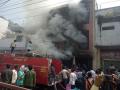 परभणीच्या शनिवार बाजार परिसरात इमारतीला आग - Marathi News | Fire at the building in Parbhani Saturday Market premises | Latest parabhani News at Lokmat.com