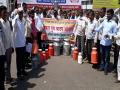 दूध दरवाढीसाठी किसान सभेने केले मोफत दुध वाटप आंदोलन - Marathi News | Free milk distribution movement organized by Kisan Sabha for hike in milk rate | Latest parabhani News at Lokmat.com