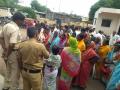 अवैध दारू विक्री विरोधात संतप्त महिलांनी गाठले पोलीस ठाणे - Marathi News | Angry women reach police station against illegal liquor sale in Selu | Latest parabhani News at Lokmat.com