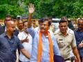 संजय राऊतांच्या अटकेनंतर बाळासाहेब ठाकरेंच्या वाहन चालकाने पेढे वाटले, म्हणाले.. - Marathi News | After Sanjay Raut's arrest, Balasaheb Thackeray's vehicle driver be happy | Latest maharashtra News at Lokmat.com