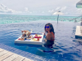 परिणीती चोप्रा मालदिवला घेतेय 'फ्लोटिंग ब्रेकफास्ट' - Marathi News | Parineeti Chopra travelling to Maldives enjoying floating breakfast | Latest travel Photos at Lokmat.com