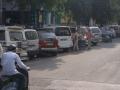 नागपुरातील मिडास हाईट्ससमोर अवैध पार्किंग - Marathi News | Illegal parking in front of Midas Heights in Nagpur | Latest nagpur News at Lokmat.com