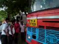 पाथर्डी-नगर बसच्या चालक, वाहकास मारहाण करून लुटले - Marathi News | The driver of the bus, the driver of the Pathardi-city bus, was robbed | Latest ahilyanagar News at Lokmat.com