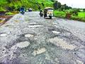 खड्डे बुजवण्याची जबाबदारी कंत्राटदाराची, पालकमंत्री रवींद्र चव्हाण यांची माहिती - Marathi News | Guardian Minister Ravindra Chavan is responsible for the upkeep of the potholes | Latest raigad News at Lokmat.com