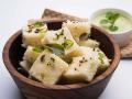 एकदम सॉफ्ट-स्पाँजी ताकातला ढोकळा घरी करा; १ सिक्रेट पदार्थ घाला, परफेक्ट पांढरा ढोकळा खा - Marathi News | Rawa Dhokla Recipe Semolina Dhokla : How to make rawa dhokla in prefect way | Latest sakhi News at Lokmat.com