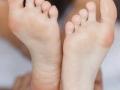 पार्लरमध्ये १००० रुपये द्यावे लागतात ते पेडिक्युअर घरी करा, स्वयंपाकघरातील ५ गोष्टी- पाय होतील स्वच्छ-सुंदर - Marathi News | How to do pedicure at home with kitchen ingredients Homemade pedicure for cracked heels Step by step pedicure at home naturally Natural remedies for clean and beautiful feet How to remove tan from feet at Home | Latest sakhi News at Lokmat.com