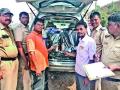 ३६ लाखांच्या वाहनांसह ८ लाखांचे मद्य जप्त - Marathi News | 8 lakh liquor was seized with 36 lakh vehicles | Latest nashik News at Lokmat.com