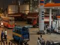 कच्च्या तेलाच्या किमतीत घसरण, पाहा काय आहेत पेट्रोल-डिझेलचे दर; LPG ची स्थिती काय? - Marathi News | Fall in crude oil prices see what are the prices of petrol and diesel What is the status of LPG | Latest business News at Lokmat.com