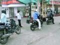 नागपुरात पेट्रोल पंपावर वाहनचालकांची गर्दी - Marathi News | Crowds of motorists at petrol pumps in Nagpur | Latest nagpur News at Lokmat.com