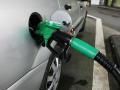 Petrol Price : 'या' ठिकाणी मिळतंय फक्त 1. 46 रुपये प्रति लिटर पेट्रोल; जाणून घ्या, काय आहे कारण?  - Marathi News | world petrol prices most expensive in hong kong cheapest in venezuela in india 100 rs per litr | Latest business News at Lokmat.com
