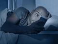 झोपण्यापूर्वी मोबाईल चेक करत असाल तर जाणून घ्या या गोष्टी! - Marathi News | Side effects of using smartphone at night | Latest health News at Lokmat.com