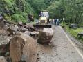 Sindhudurg: फोंडाघाटात कोसळलेली दरड हटवली, वाहतूक सुरळीत - Marathi News | The landslides in Fondaghat has been removed, Traffic started | Latest sindhudurga News at Lokmat.com
