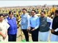 मुख्यमंत्र्यांचा बुलडाण्यात ‘सेल्फी विथ जेसीबी’ - Marathi News | Chief Minister's take 'Selfie With JCB' in Buldana | Latest buldhana News at Lokmat.com