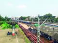 प्रवाशांचा जीव टांगणीला, पादचारी पुलांची संख्या अपुरी - Marathi News | The number of pedestrians, the number of pedestrians is inadequate | Latest pimpri-chinchwad News at Lokmat.com