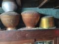 जुन्या काळातील भांडी ठरतायत केवळ 'शोपीस',  उरल्या आठवणी - Marathi News | Copper, brass, earthenware and aluminum vessels used in the olden days are only showpieces | Latest sangli News at Lokmat.com