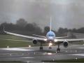 Video : वादळाला चकवा देत 'असा' वाचवला पायलटने अनेकांचा जीव!  - Marathi News | Plane landing video pilot daring at bristol airport during storm | Latest social-viral News at Lokmat.com