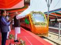 ऐतिहासिक! १३४ वर्षांनी स्वप्नपूर्ती; PM मोदींनी श्रीनगर वंदे भारत ट्रेनला दाखवला हिरवा झेंडा - Marathi News | historic a dreams come true pm narendra modi flags off jammu to srinagar vande bharat train | Latest national News at Lokmat.com