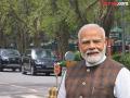 नरेंद्र मोदींचा कृतीतून संदेश! पंतप्रधानांच्या ताफ्यात फक्त दोन कार, राजधानी दिल्लीतील व्हिडीओ व्हायरल - Marathi News | PM Modi sets example by downsizing official convoy to just two vehicles for fuel saving | Latest national News at Lokmat.com