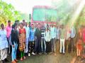 रेटवडीत विद्यार्थ्यांनी अडविली एसटी बस, अपु-या सेवेमुळे गैरसोय - Marathi News |  Adwaiti ST bus, students disrupted due to poor service | Latest pune News at Lokmat.com