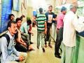 कर्मचाऱ्यांची नागरिकांशी हुज्जत - Marathi News | Embarrassed with employees' citizens | Latest pimpri-chinchwad News at Lokmat.com