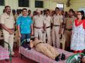 १०१ पोलीस अधिकारी, कर्मचाऱ्यांनी केले रक्तदान - Marathi News | Blood donation made by police officers, employees | Latest vashim News at Lokmat.com