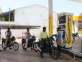कोल्हापुरात पोलिसांच्या पेट्रोल पंपावर पोलिसास मारहाण, दोघे जखमी - Marathi News | | Latest kolhapur News at Lokmat.com