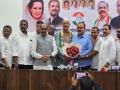 भाजपचे माजी नगरसेवक हरेश केणी यांचा कॉग्रेस मध्ये प्रवेश - Marathi News | Former BJP corporator Haresh Keni joins Congress | Latest navi-mumbai News at Lokmat.com