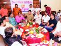 राजकीय नेत्यांच्या गप्पांचा रंगला फड - Marathi News | Political leaders' chat ball | Latest pimpri-chinchwad News at Lokmat.com