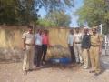 पशूपक्ष्यांची तहान भागविण्यासाठी मानोरा पोलिसांचा पुढाकार - Marathi News | Manora Police Initiative To meet Thirst Of Animals | Latest vashim News at Lokmat.com