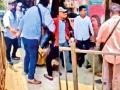 मुंबईत मूर्तिकारांच्या बैठकीत राडा; पीओपी समर्थक आणि विरोधक एकमेकांना भिडले - Marathi News | Clashes at sculptors' meeting in Mumbai; POP supporters and opponents clash | Latest mumbai News at Lokmat.com