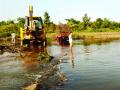 पोशीर नदीत जेसीबीच्या साहाय्याने रेती उत्खनन - Marathi News | Exploration of the sand along the JCB in the river Posheer | Latest raigad News at Lokmat.com