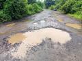 अंबरनाथ कल्याण ग्रामीण जोड रस्त्यावरील डांबर गेले वाहून - Marathi News | asphalt of ambernath kalyan gramin road washed away | Latest thane News at Lokmat.com