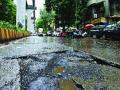 आता 24 तासांत महापालिका खड्डे बुजवणार; मनपाची अनोखी शक्कल - Marathi News | send photos of potholes to bmc and they will take immediatley action in 24 hours | Latest mumbai News at Lokmat.com