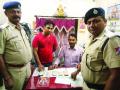 ट्रेनमध्ये विसरलेले ३२ हजार केले परत, रेल्वे पोलिसांचा प्रामाणिकपणा - Marathi News | 32 thousand went missing on the train, the honesty of the railway police | Latest raigad News at Lokmat.com