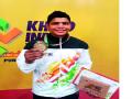 प्रवीणच्या सुवर्णपदकाने वडिलांच्या कष्टाचे चीज - Marathi News | Pravin's gold medal with father's hardships | Latest kolhapur News at Lokmat.com